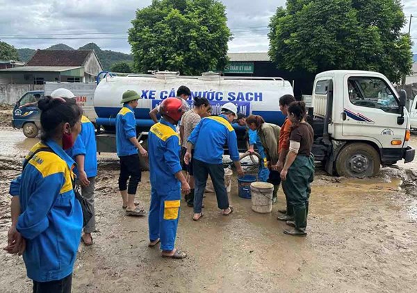 Tiếp tế nước sạch, xử lý môi trường phòng dịch bệnh sau lũ ở Nghệ An